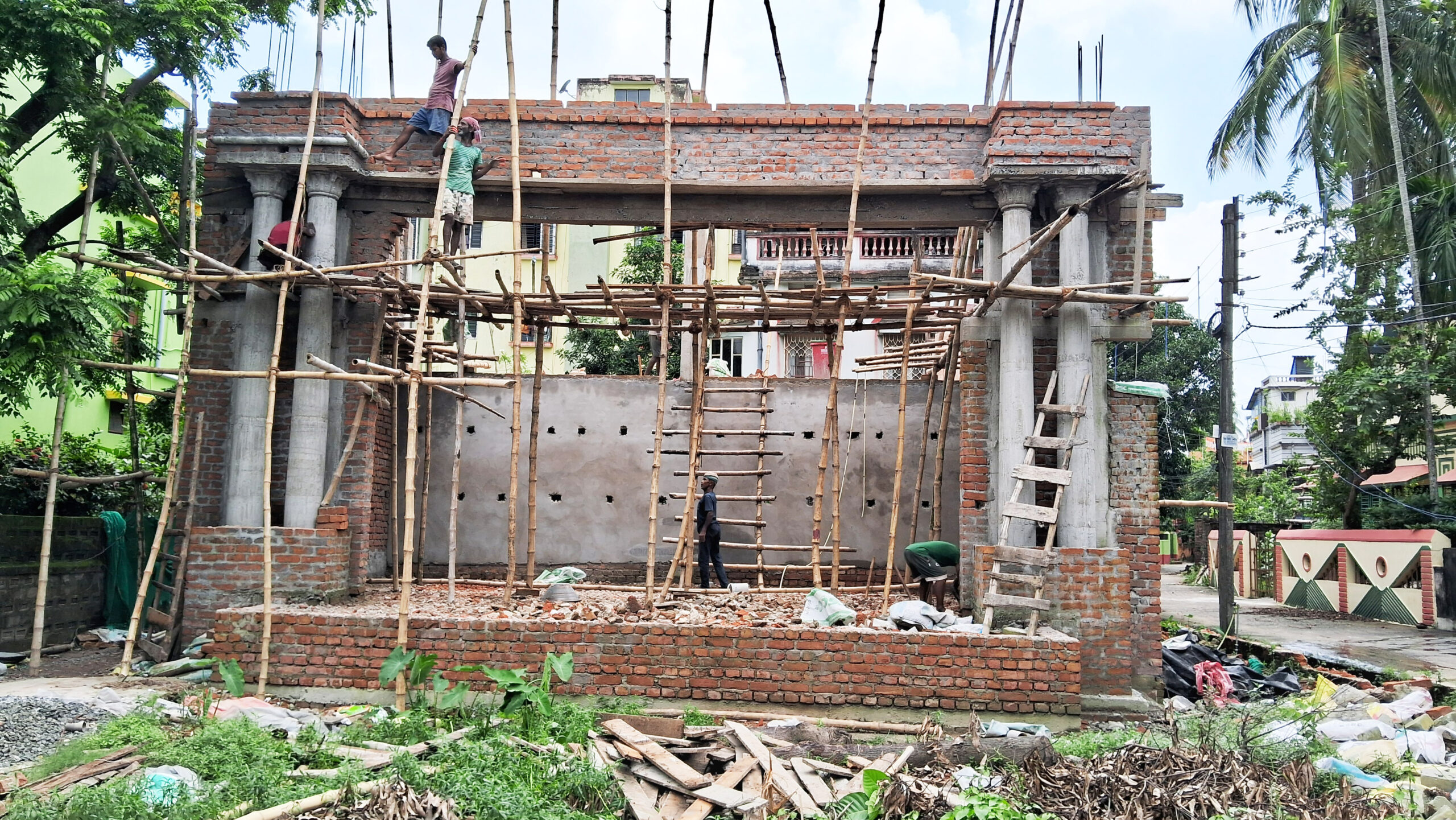 জলমগ্ন এলাকায় পরিদর্শনে পুরপ্রধান প্রবীর সাহা