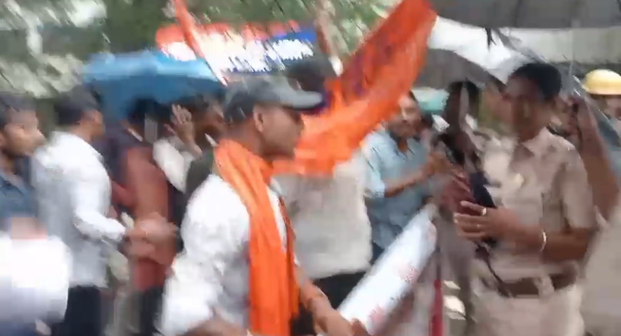 এবিভিপির জেলা শাসকের দফতরে বিক্ষোভ…