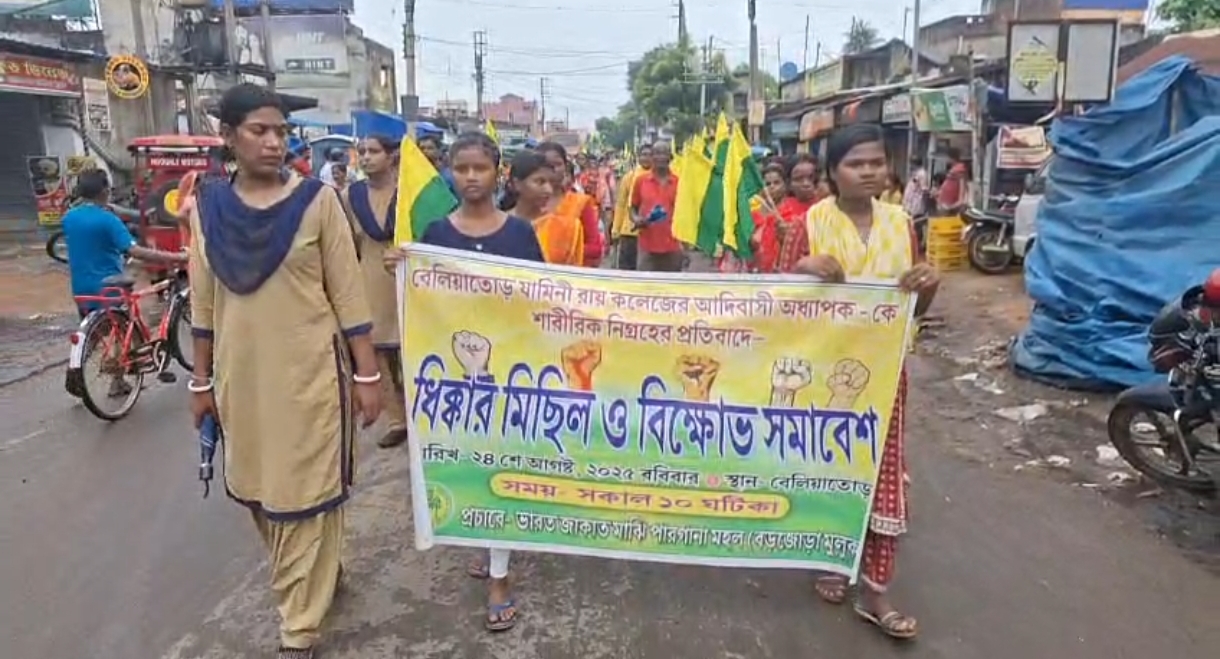 মদ খাওয়ার প্রতিবাদ করায় আদিবাসী…