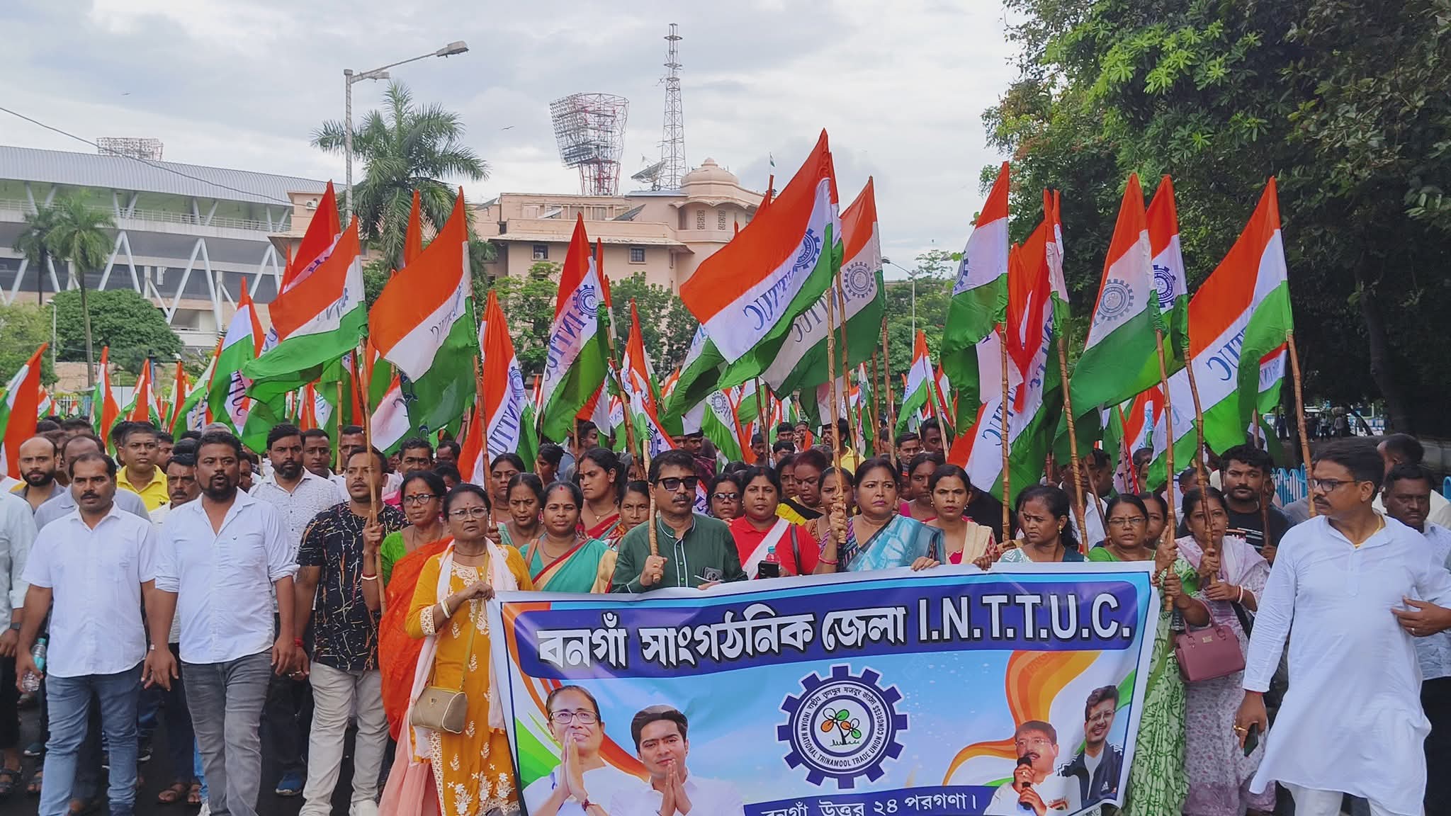 ধর্মতলার প্রতিবাদ আন্দোলনের মঞ্চে উপস্থিত বনগাঁ সাংগঠনিক জেলা INTTUC সভাপতি নারায়ণ ঘোষ