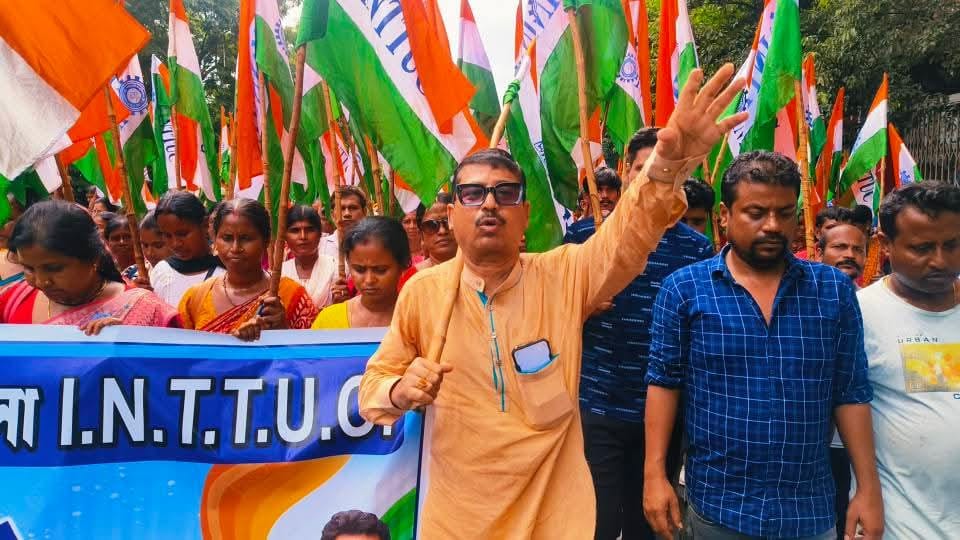 হাজারে হাজারে শ্রমিকদের নিয়ে ধর্মতলার প্রতিবাদ আন্দোলনে সামিল হলেন নারায়ণ ঘোষ