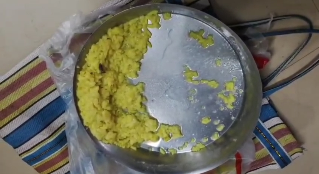 আইসিডিএস কেন্দ্রের খিঁচুড়িতে টিকটিকি