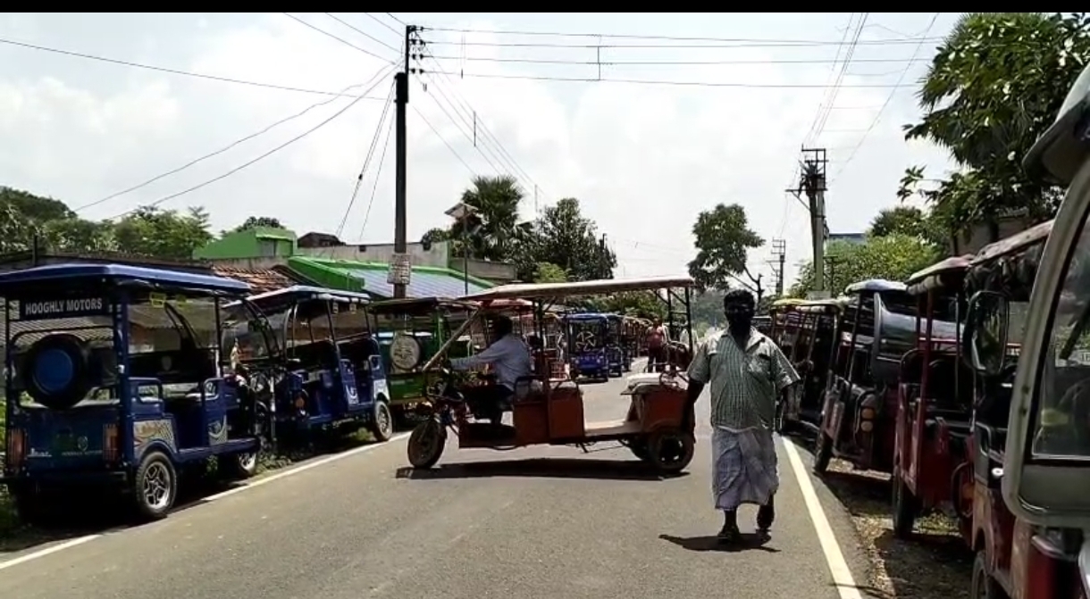 পুলিশি হেনস্থার প্রতিবাদে ছাতনার টোটো চালকদের বিক্ষোভ…