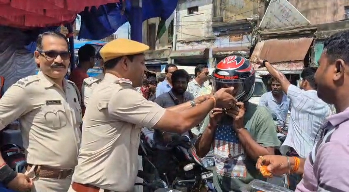 হেলমেট বিহীন বাইক আরোহীদের তুলে দেওয়া হল হেলমেট