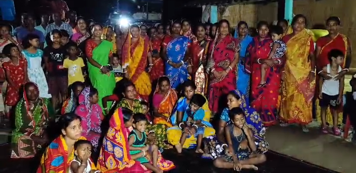 অর্থের অভাবে বন্ধ হয়ে যেতে বসা দুর্গাপুজো করতে এগিয়ে এলেন এলাকার ৫০ জন লক্ষ্মীর ভান্ডার প্রাপক মহিলা