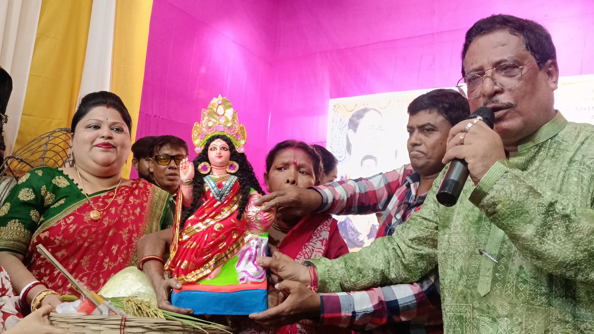 তাপস চ্যাটার্জির উদ্যোগে এলাকার মা বোনেদের লক্ষী ঠাকুর ও পুজোর যাবতীয় উপকরণ সহ শঙ্খ প্রদান