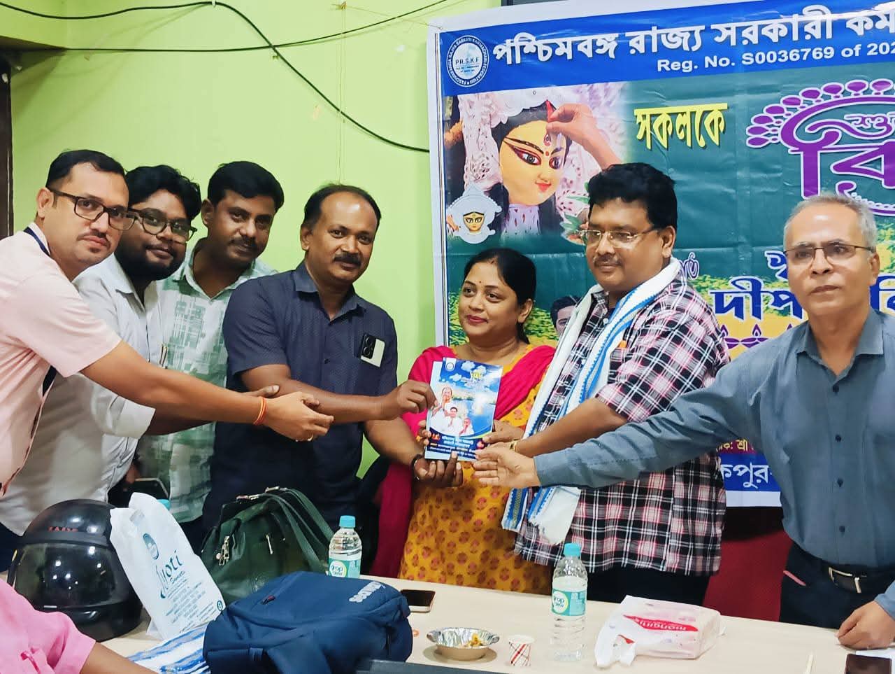 শুভ বিজয়া উপলক্ষে ব্যারাকপুর ২ পঞ্চায়েত সমিতির অফিসে সকল সরকারি কর্মচারীদের নিয়ে শুভেচ্ছা বিনিময়