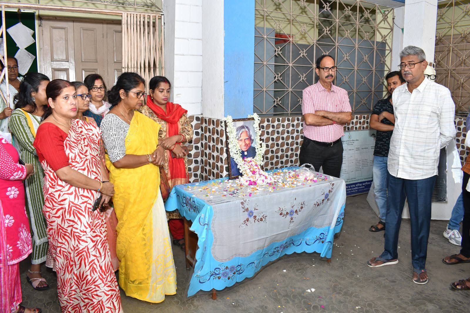ড: এপিজে আব্দুল কালাম এর ৯৪ তম জন্মদিবসে শ্রদ্ধাঞ্জলি নববারাকপুর পুরসভার