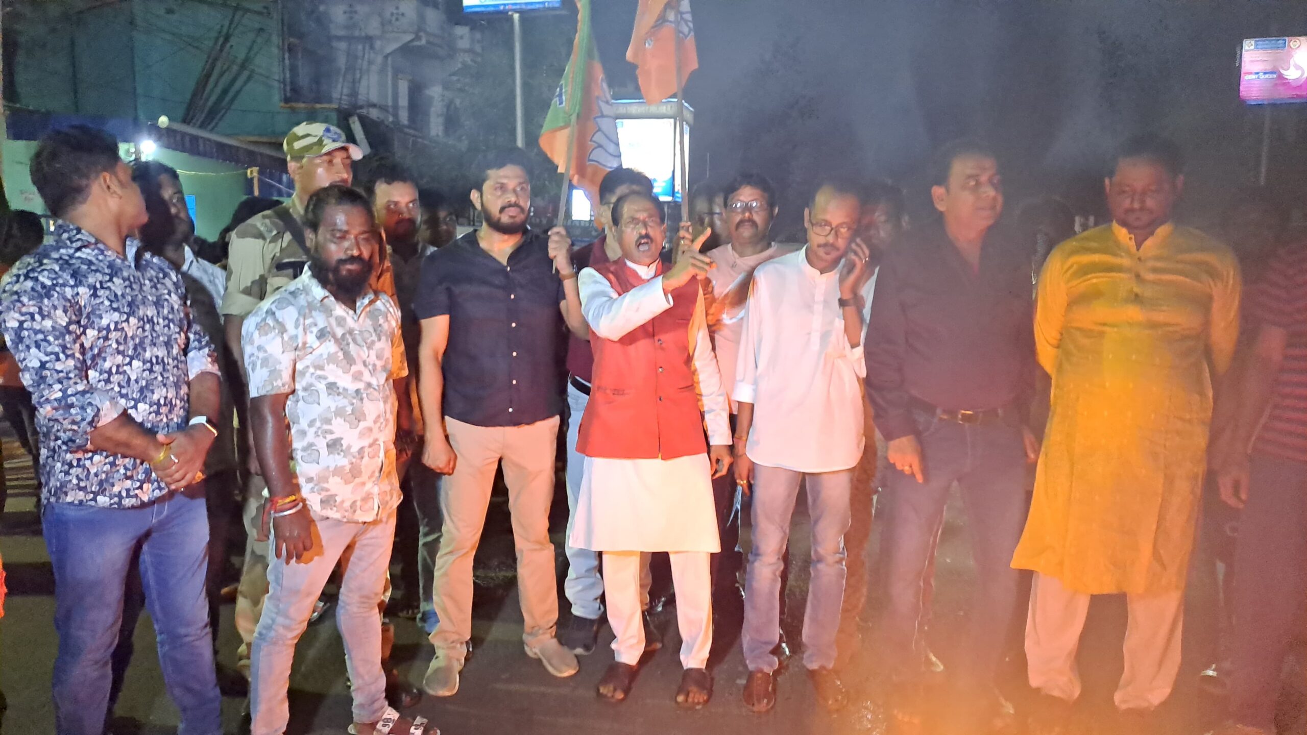 টায়ার জ্বালিয়ে ও জাতীয় সড়ক…