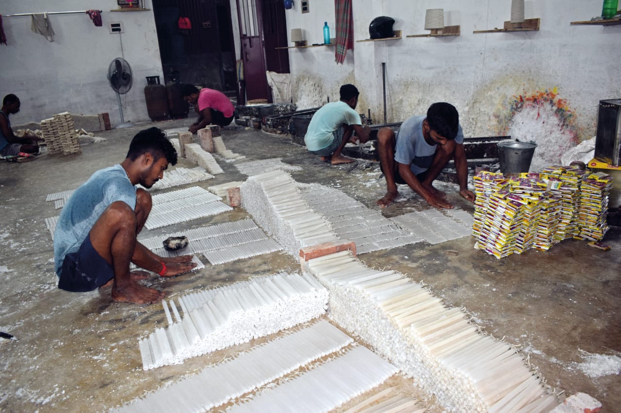 কালীপুজোর আগে গঙ্গারামপুরে মোমবাতির চাহিদা যথেষ্ট, মুখে হাসি ফুটেছে মোমবাতি প্রস্তুতকারকদের