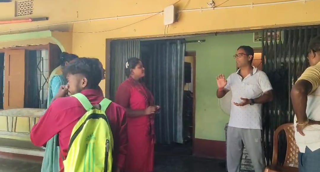 জঙ্গল লাগোয়া এলাকার কৃষকরা হাতির তাণ্ডবে অতিষ্ঠ