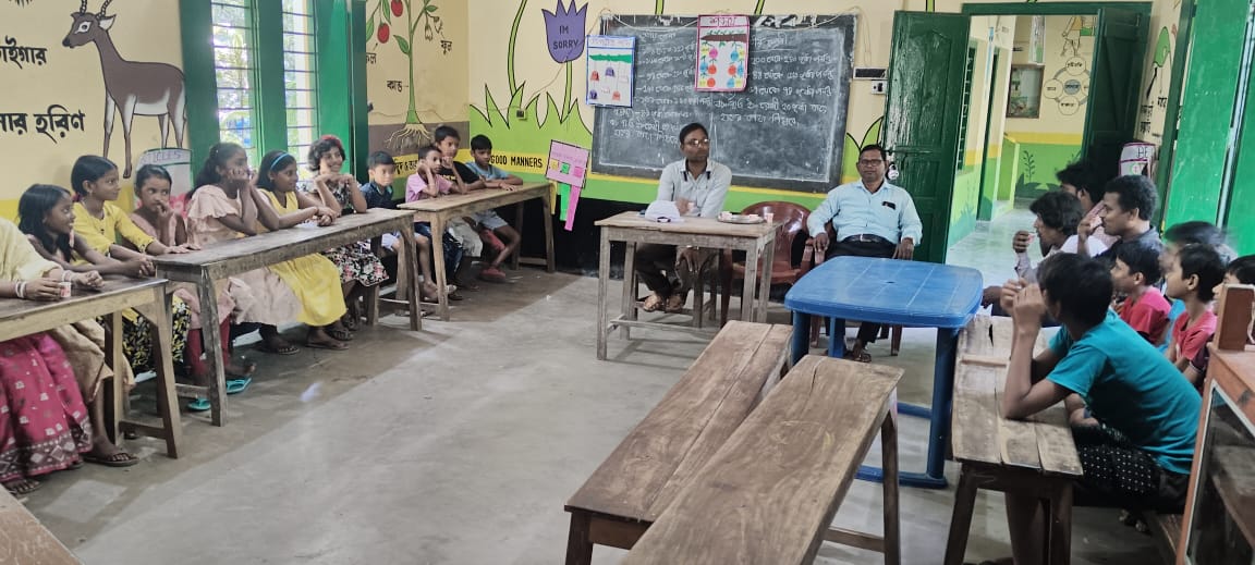 পুজোর ছুটিতেও পড়াশোনায় মনোযোগ ফেরাতে অবর বিদ্যালয় পরিদর্শকের বাড়মংরাজপুর প্রাথমিক বিদ্যালয় পরিদর্শন
