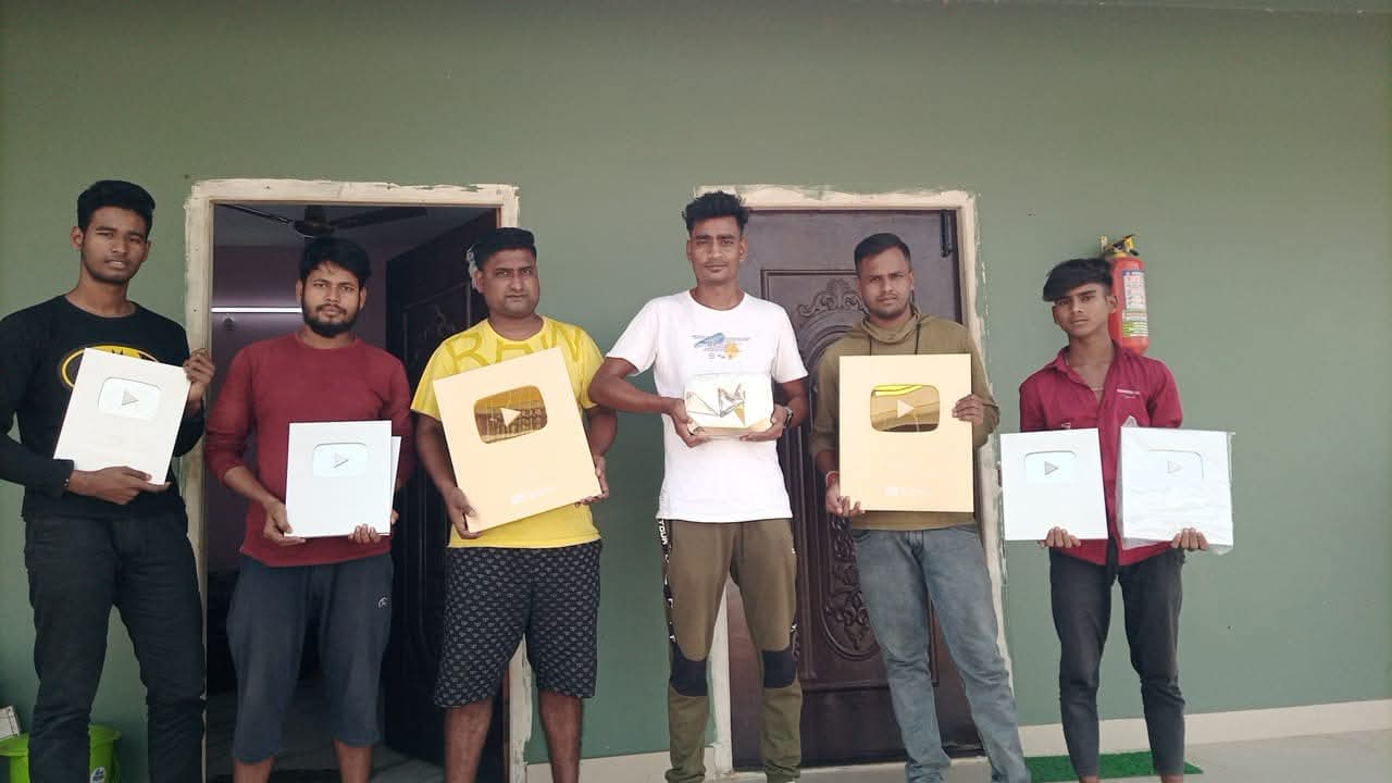 ৩০ টাকা বেতনে মোবাইল রিপেয়ারিংয়ের দোকানে কাজ করা গ্রামের ছেলেটি আজকে সফল ইউটিউবার