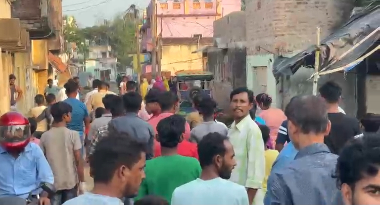 মৃত্যু ও অসুস্থতায় দূষণের অভিযোগে কারখানায় বিক্ষোভ