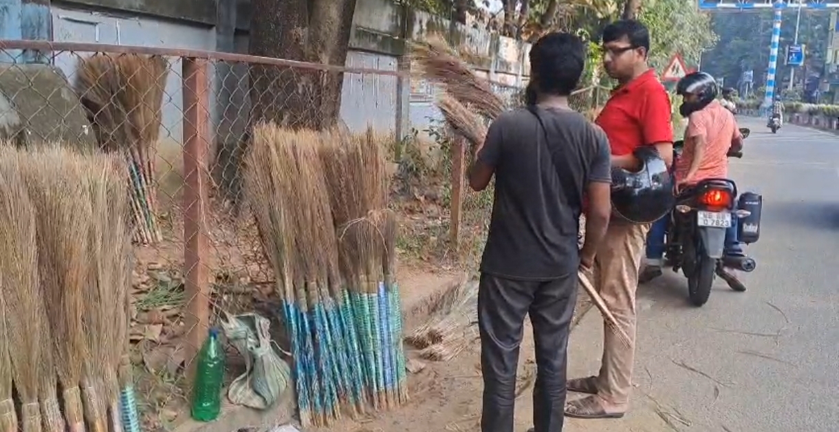 ঝাঁটা দেওয়ার দিন এবার অতীত ,বাজারে কাপাচ্ছে নতুন মডেল,ধনতেরাসের দিনেই নিয়ে আসুন ঘরে