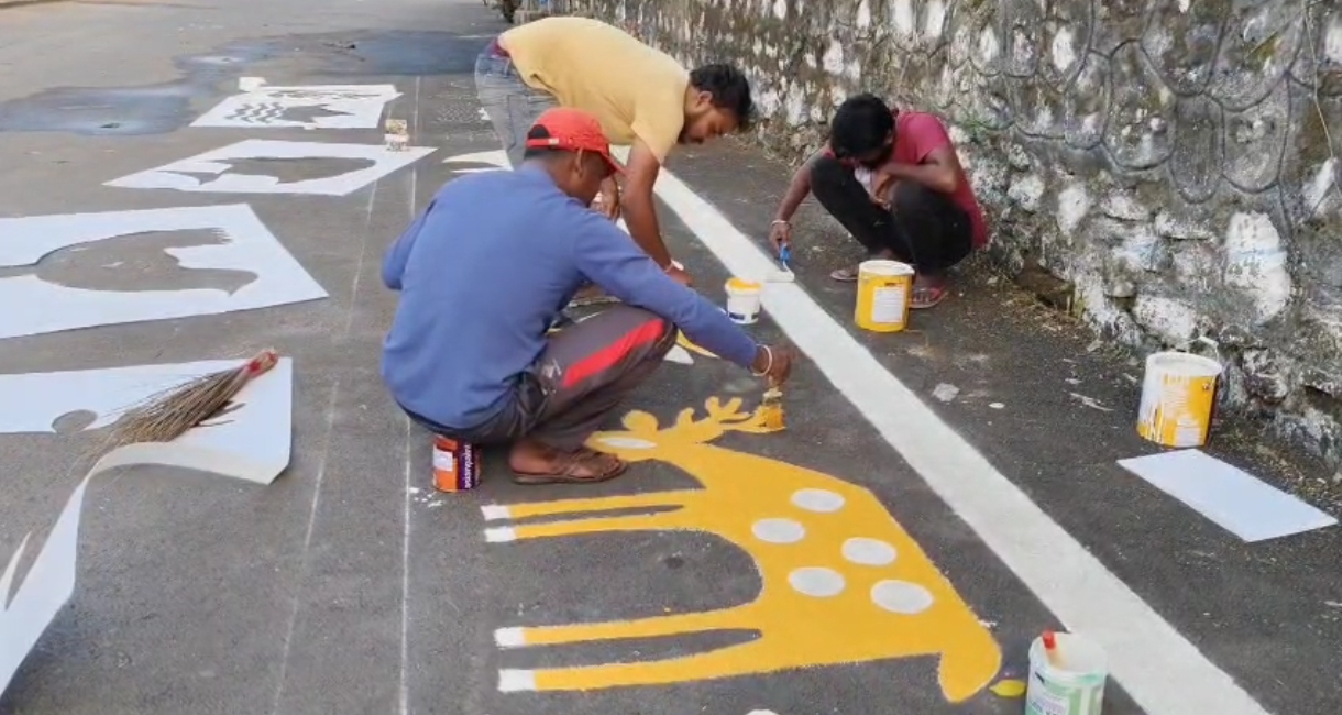 রঙে সাজছে বাঁকুড়ার রানি মুকুটমণিপুরের রাস্তা