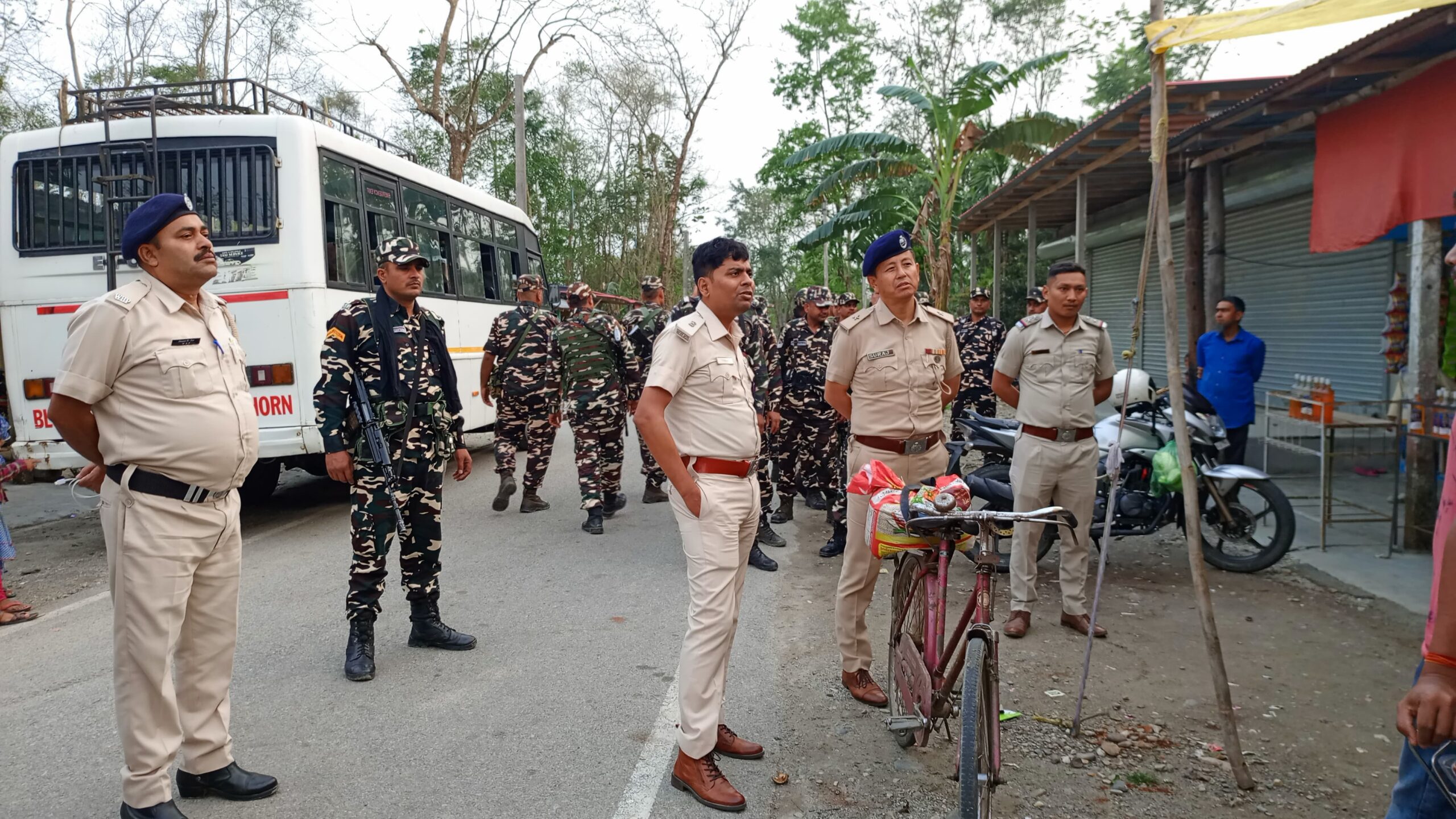 নিরাপত্তা জোরদার করতে তৎপর হয়ে উঠেছে জেলা পুলিশ ও কেন্দ্রীয় বাহিনী
